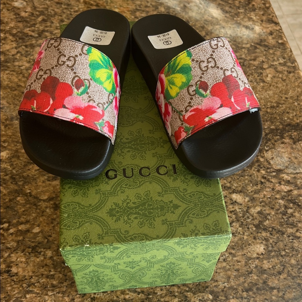 NEW in BOX Gucci Black Floral Slides with Floral Accents